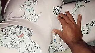 Meu meio irmão me pegou de pijama e fez minha buceta molhada gozar gostoso
