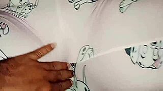 Meu meio irmão me pegou de pijama e fez minha buceta molhada gozar gostoso