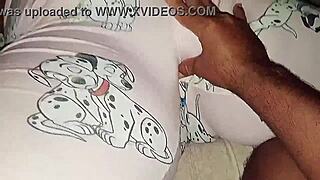 Meu meio irmão me pegou de pijama e fez minha buceta molhada gozar gostoso