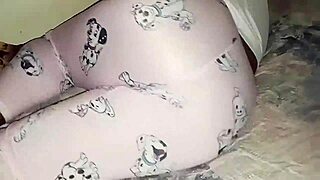 Meu meio irmão me pegou de pijama e fez minha buceta molhada gozar gostoso