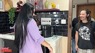 novinha casada fode o cu na suruba cuckold com negao pauzudo na casa