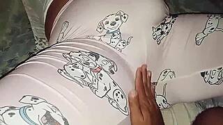 Meu meio irmão me pegou de pijama e fez minha buceta molhada gozar gostoso