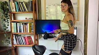 i'm roleplaying as your horny secretary in miniskirt, sucking and fucking while dirty talking 😏👗🍆