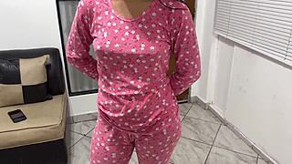 Mi hijastra twerks on daddy's cock shaking that ass?