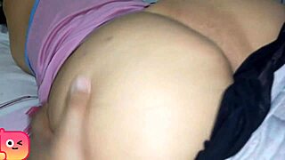 ¡mi ahijastro me pilla descansando y empieza a jugar con mi coño jugoso!