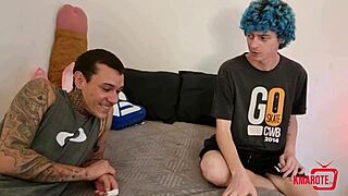 dois amigos devoram a amiga gostosa após espiar no banho 🍑💦