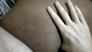 mi culito apretado lo hace empujar y correrse dentro no aguanta mas el negro