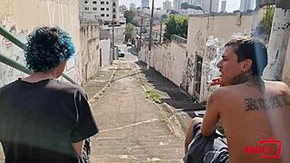 dois amigos devoram a amiga gostosa após espiar no banho 🍑💦