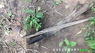 Stötte på ung 18+ BBW som hämtade ved i busken hjälpte sen red hon min BBC hårt ute till creampie