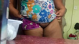 Dona de casa evangélica com tesão? Watch her curvy ebony ass tease in public!