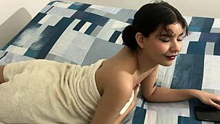 hermanastra comparte cama con hermanastro y terminan follando duro por confusión