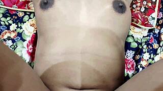 طالبة باكستانية طيز فقاعية كبيرة تغري في غرفة النوم