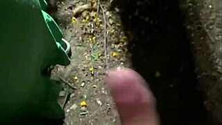 paguei um jantar e ela me pagou um boquete no meio do mato firegreen2