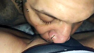 oye vecina chupa mi verga rico y yo le meto su juguete en la vagina