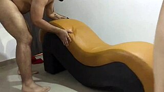 comiendo el coño rico de nora milf en el sofá montando mi verga duro!