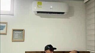 Le doy buena compañía a mi hermanastro cabalgando su rica polla cremosa