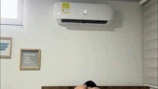 Le doy buena compañía a mi hermanastro cabalgando su rica polla cremosa