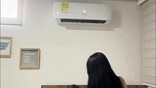 Le doy buena compañía a mi hermanastro cabalgando su rica polla cremosa