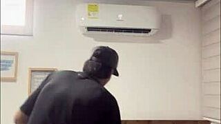 Le doy buena compañía a mi hermanastro cabalgando su rica polla cremosa