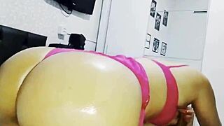 Puta novinha sentando cuzinho no pau 😩💦 ganha porra toda 🔥