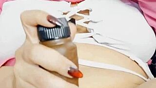 ay que rico destrozando mi coño con este dildo enorme!!