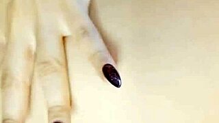 ay que rico destrozando mi coño con este dildo enorme!!