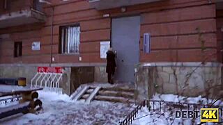 la peluquera rubia necesita muebles y folla por deudas mira como gime