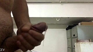 PUNHETA SAFADA CUMS HARD! MONSTER COCK EXPLODES!