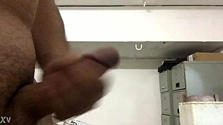 PUNHETA SAFADA CUMS HARD! MONSTER COCK EXPLODES!