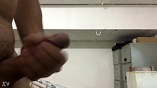 PUNHETA SAFADA CUMS HARD! MONSTER COCK EXPLODES!