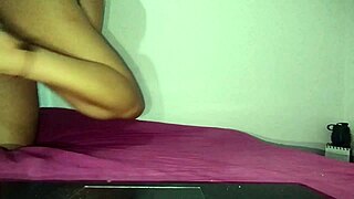 Whoa big ass Latina fingers her wet pussy on cam! 🍑💦🔥