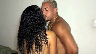 você já imaginou duas latinas tatuadas sentando em você no ménage?