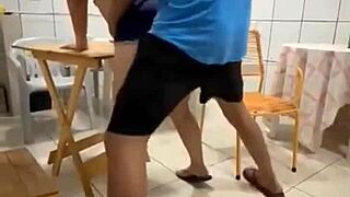 Apostei a buceta da esposa no bilhar e ela deixou ele gozar dentro dela