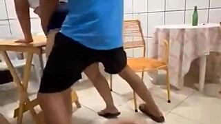 Apostei a buceta da esposa no bilhar e ela deixou ele gozar dentro dela