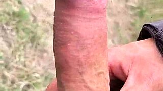 flashing my huge cock outdoors while ladies watch me stroke 😏💦