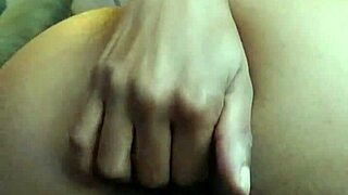 Whoa sexy gf's hot fingering pussy show!