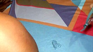 primera vez que la morena flaquita deja que el delfin le rasuren la vagina completamente