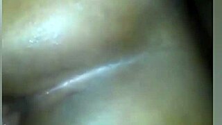 preta gostosa gemendo rola no rabo com prazer