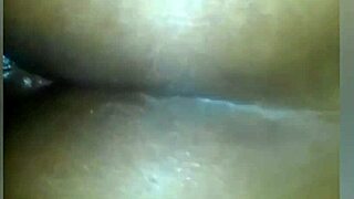 preta gostosa gemendo rola no rabo com prazer