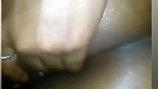 preta gostosa gemendo rola no rabo com prazer