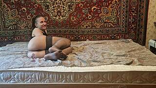 russian amateur masturbates gaping asshole with anal plug