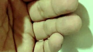 WOW, CAN YOU BELIEVE THIS CUTE VIETNAMESE LADY IN TRADITIONAL ATTIRE FLASHES HAIRY PUSSY OUTDOORS?