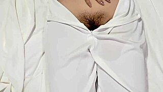 WOW, CAN YOU BELIEVE THIS CUTE VIETNAMESE LADY IN TRADITIONAL ATTIRE FLASHES HAIRY PUSSY OUTDOORS?