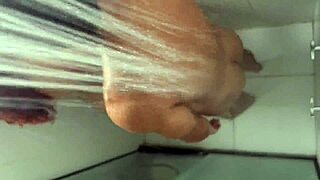 rabuda ruiva transa chuveiro gozada cara deepthroat monster?