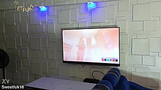 Sexy ebony latina's shaved pussy tempts me while charging phone outdoors