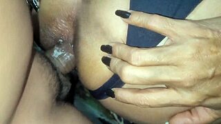 corôa venezuelana mostra o cuzinho e abre a flor vermelha