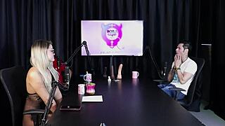 Loira strips in swinger house after guest frees her