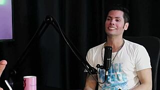 Loira strips in swinger house after guest frees her