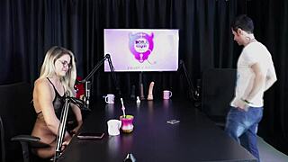 Loira strips in swinger house after guest frees her