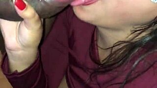 negão pauzudo entrega encomenda e fode a casadinha na frente do corno? quer ver tudo? 😈🍆